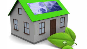 Une maison au toit vert et dotée de panneaux solaires